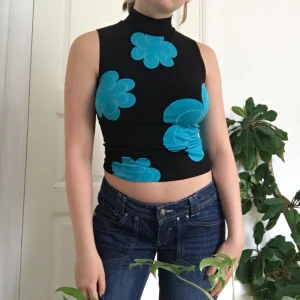 Linne med polokrage - Väldig fin passform! Turkosa blommor👌🏻 Frakt tillkommer!