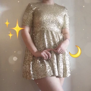 TFNC London festklänning  - Jättefin festklänning i fint skick, perfekt för nyårsafton<3 köparen står för frakt men jag kan mötas upp i Sthlm💕