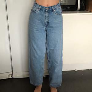 Raka jeans i modellen Rail och färgen Pen blue. Bra, nästan nytt skick. Hon som har på sig dom på bilden är 168cm lång. 100% bomull. Skriv för fler bilder eller exakta mått. Med mellanhög midja