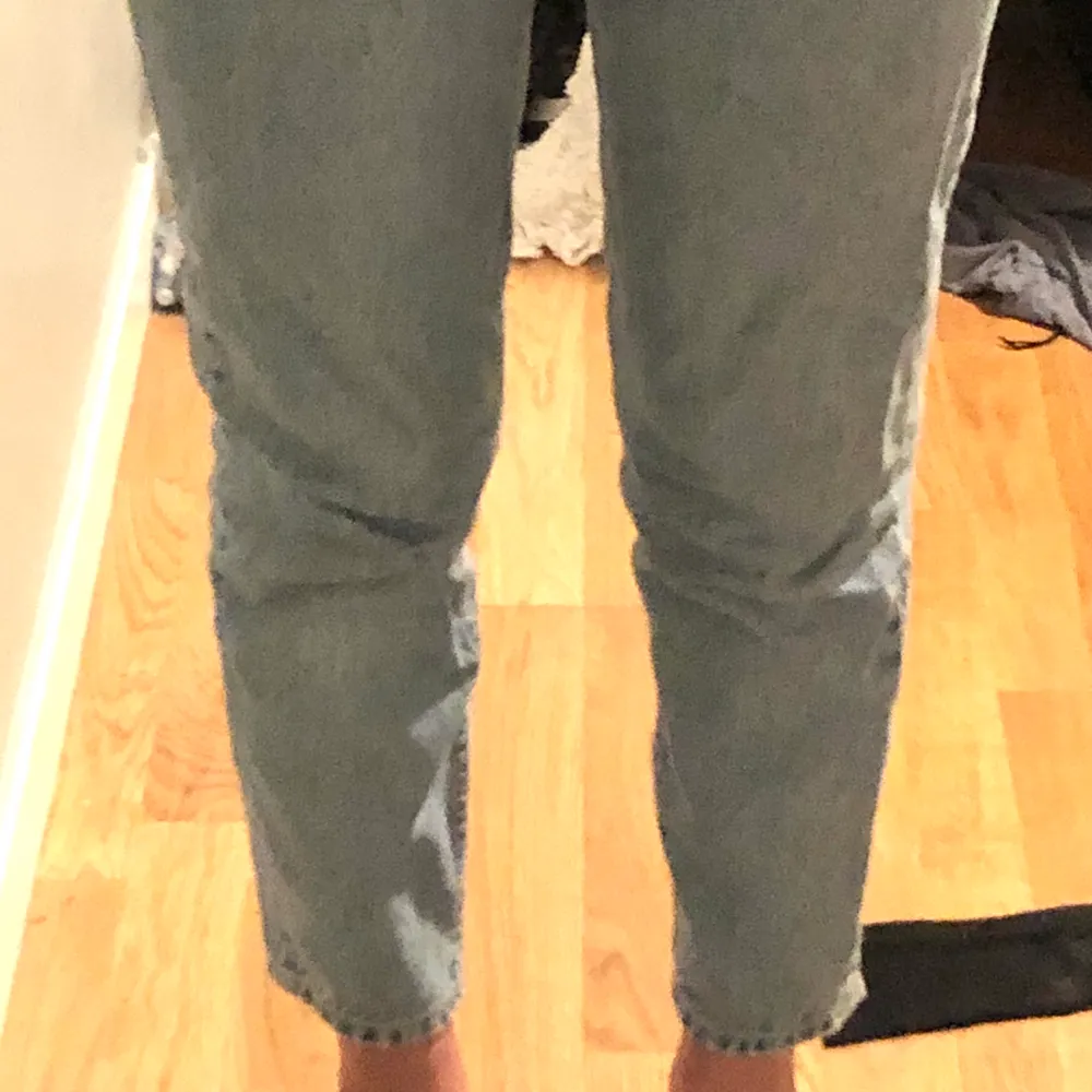 SÄNKT PRIS!! Säljer mina jättefina ljusblå mom jeans från zara pga att dom inte kommer till användning! Storlek 34, passar mig som oftast har 36 men blir då lite tajtare, en 32/34 skulle dom sitta jättefint men bli lite större! 359kr nypris, jag säljer dom för 70kr + 66kr frakt = 136kr. Jeans & Byxor.