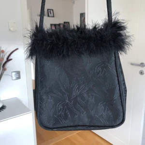 Väska  - Supercool väska som är köpt second hand, väldigt fräsch och i princip i nyskick. Frakt ingår ej. 