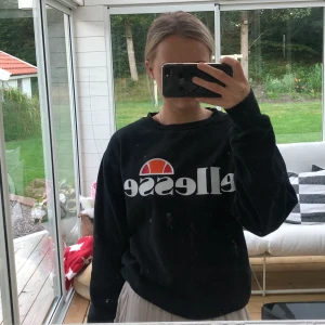 Ellesse sweatshirt - Jätteskön Svart sweatshirt från ellesse! Använd men bra skick!! Storlek xs/s herr, passar mig som är s i dam. Köpare står för frakt<3