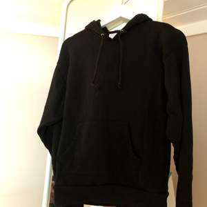 svart hoodie från asos i storlek xs. aldrig använd så helt ny. köparen står för frakt 