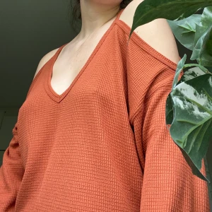 Tröja Urban Outfitters  - Super fin organge tröja från Urban outfitters!🧡 Välanvänd och i superbra skicka, säljer eftersom det inte är min stil längre ☺️ Nypris runt 300-400kr 