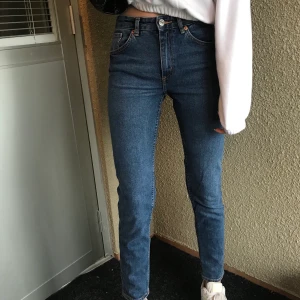 Monki jeans - Säljer jeans från Monki👖💙 De är lite tajtare på låren och lite lösare där nere(straight leg). Jag skulle nog säga att de är lite ljusare i verkligheten jämfört med bilden. Väldigt bra skick&kvalitét! Frakten ligger på 79kr💙
