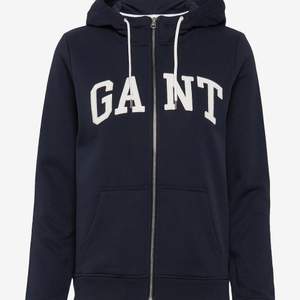 Marinblå zip hoodie från Gant som inte kommer till användning. Fraktar eller möts i Stockholm. Hör av dig vid frågor💙