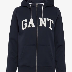 Zip Hoodie - Marinblå zip hoodie från Gant som inte kommer till användning. Fraktar eller möts i Stockholm. Hör av dig vid frågor💙