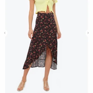 Blommig kjol - Denna blommiga kjolen är i XS, knappt använd Max 1-2 gånger. Sitter bra är 168cm 