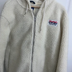 SVEA Teddy fleece  - En teddy fleece från Svea. Säljer pga att jag ej använder den och den kan komma använda hos nån annan mer. Använt fåtal ggr. Stl S (oversized) 