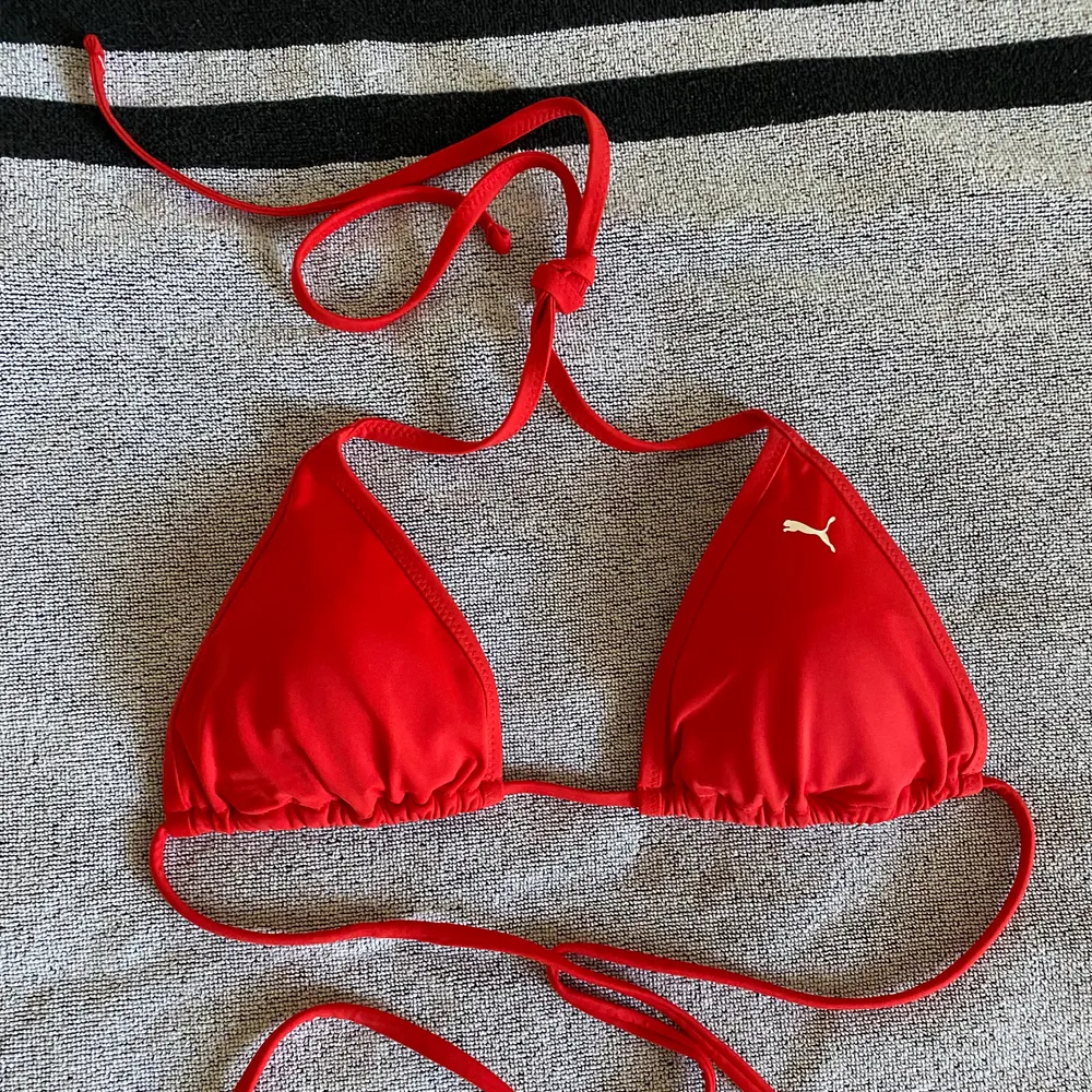 Ny! Röd Puma bikiniöverdel/bikini topp/bikini triangle top, stl S. Vadderade kupor, uttagbara inlägg. Köpt på Boozt nu i somras, aldrig använd pga fel storlek. Jag köpte senare stl M som passar mig ( C kupa), stl S här då troligen B kupa. 150kr inkl frakt. . Övrigt.