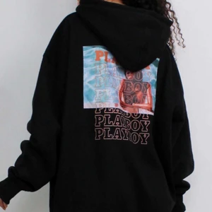 Playboy hoodie - Oversized playboy hoodie. Aldrig använd så lappar sitter kvar. BUDA i kommentarerna