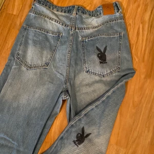 Playboy jeans - Säljer dessa vida jeans med påmålade Playboymärken, frakt: 66kr💞 w28 l36
