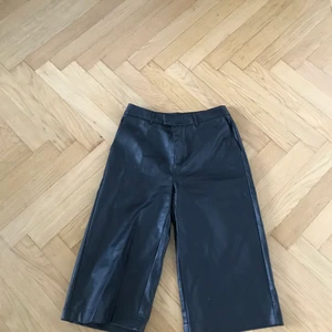 Culottes i läder - Svarta skinnbyxor från Gina Tricot i strl S.