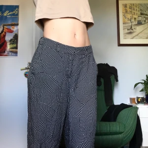 Monki byxor - Jättesköna byxor ifrån monki, ser bättre ut irl och om man stryker dom lite. Utsvängda nertill, har ett litet hål som ni ser på sista bilden men inget men tänker på. 