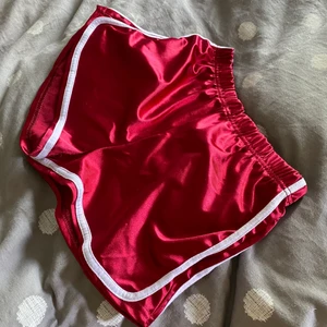 Mjukisshorts - Röda mjukisshorts, tror det är storlek M. Jag är vanligtvis 36 i byxor och dom passar mig bra. Silkigt skönt material. 