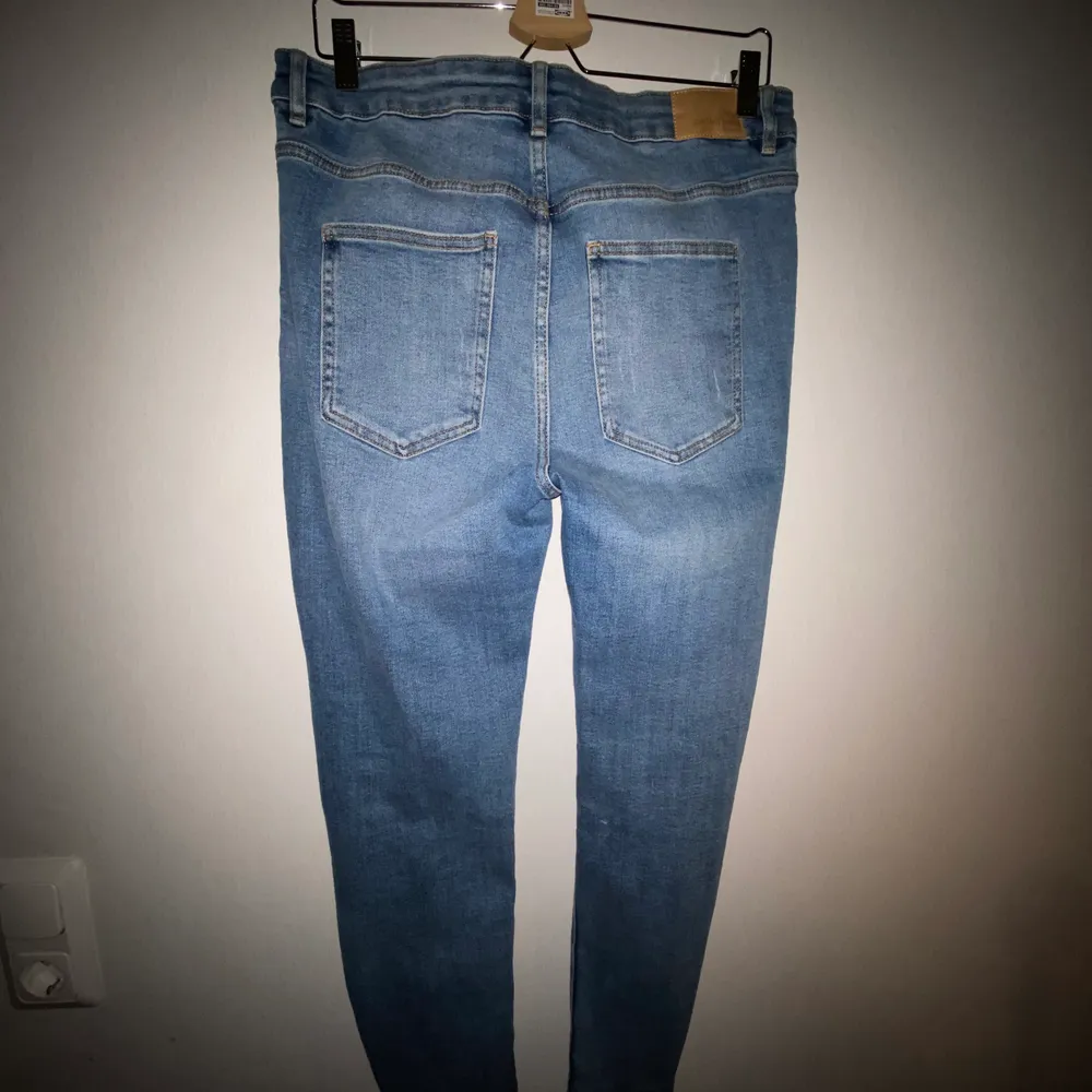 Snygga jeans från Gina Tricot i modellen Molly, stl XL. Dock annan passform än den originella Mollymodellen. Stretchiga och sköna. Använda endast en gång. Uppsydda så de hamnar precis vid ankeln på mig som är 165. Kommer från djur- och rökfritt hem. Frakt tillkommer!. Jeans & Byxor.