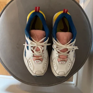 Nike skor - Säljer mina Nike m2k tekno sneakers! Storlek 39 och dem är som nya då jag använt dem kanske 3 gånger totalt!! Så sköna verkligen men kommer inte till användning✨💕