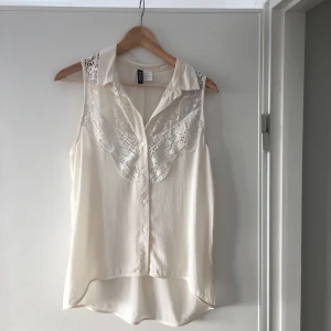  - Blus som ny använd fåtal ggr.  (Frakt tillkommer om du ej kommer och hämtar) 