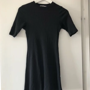  - Svart kort ribbad klänning från Zara, använd 1 gång. Frakten är inkluderad i priset.