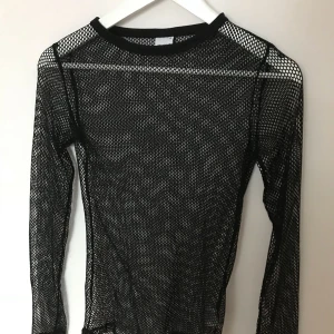  - långärmad fishnettröja från gina tricot. köpt förra året men aldrig använd.   kom med bud, paketpriser vid köp av flera plagg.  köparen betalar frakt