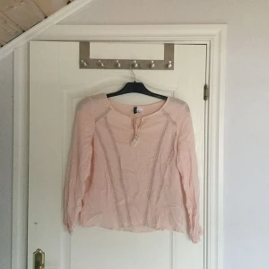  - Ljus rosa långarmad blues med spets. 