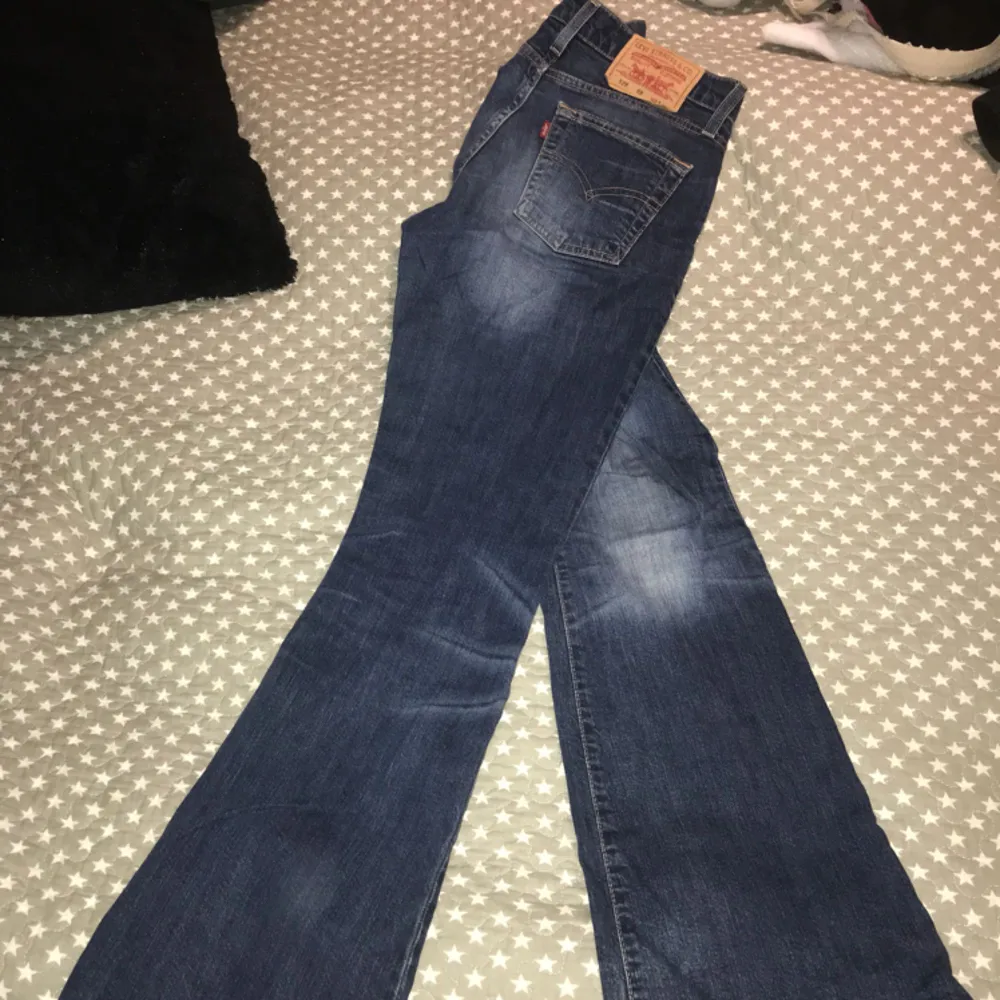 Suuuupersnygga äkta Levis bootcut jeans! Säljer pga det tyvärr blivit för små! Väldigt bra skick, det är slitningar där bak längst ned, vilket ni ser på tredje bilden, personligen tycker jag det är snyggt! Köpare står för eventuell frakt! . Jeans & Byxor.