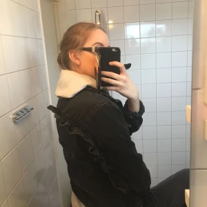  - En svart jeansjacka från Gina tricot i storleken 40, dock är jackan liten i storleken och är snarare 36. Volanger på rygg och ned mot ärmarna. 