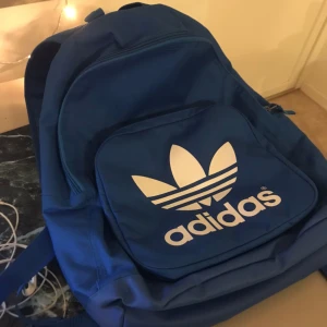  - Blå adidas väska! Finns att hämta centralt!