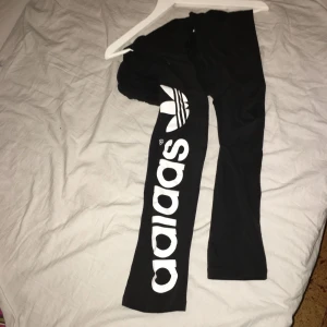  - Adidas träningstights som passar storlek S. I bra skick :) frakt ingår! 