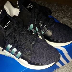  - Fett snygga adidas skor. Aldrig använda bara provad, väldigt bra stick! Str 36 men även passar det till str 35 också. Säljer de på grund av de va för små. 