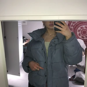  - Pufferjacka köpt från urbanoutfiters denna vinter
