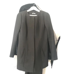  - Svart kappa, lite nopprig men hel o ren