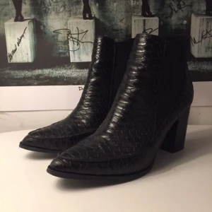  - Säljer mina fina vardagsklackar ifrån nakd. Använda ca 5 gånger.  Jag kan mötas upp i Göteborg men kan även skicka dom. Dock så står då köparen för frakten 🌹