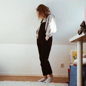  - Fina! hängselbyxor från Monki köpta för något år sen och aldrig använda så i helt nyskick. Stor i storleken så sitter fint och baggy och väldigt bekvämt med justerbara hängslen. Från s till m då dom är rätt tajta i benen. Skriv i chatten för mer info. Frakt tillkommer alltid :)