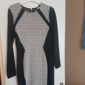  - Klänning endast använd en gång. Finns i Gävle och Uppsala men kan även skickas. Köparen står för frakten. 