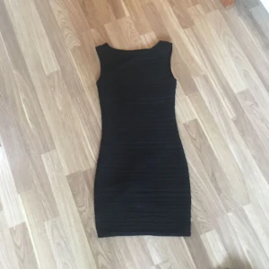  - Tight svart festklänning. Detta är verkligen en klänning som håller in/ihop allt,haha.Den ör storlek 34 men funkar även på de som har storlek 36. 