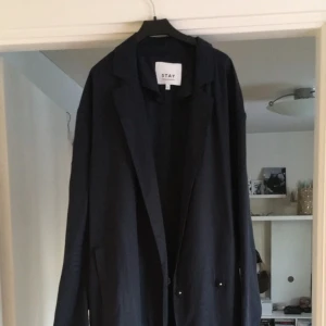  - Tunn vårkappa som går 3 decimeter över rumpan, i fint skick men lite sliten vid ena armen. Frakt tillkommer om det behövs skickas.