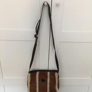  - Väska från Ugg oanvänd.