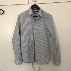  - Säljer min Tiger of Sweden skjorta. Knappt använd. Är en extra slimfit storlek M (40)