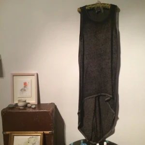  - Lång klänning, längre bak än fram. Väldigt mjukt och skönt material. Använd ett fåtal gånger. Frakt tillkommer. 