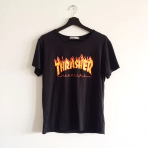  - 🔥🔥🔥 Svart tshirt med Thrasher-tryck OBS FAKE!! Köpt på eBay i asiatisk XXL, passar en S. Kan skicka eller mötas i Stockholm. Köparen står för frakt. 💥💥💥