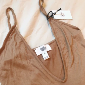  - Body från Rebecca Stella i storlek M. Passar bra på ca storlek 38. Aldrig använd!  Frakt ingår i priset! 🐱