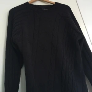  - sweater med fina detaljer 