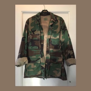  - Camo at its best, en tunn militärjacka köpt på Weekdays secondhand. Har knappt lämnat min garderob under typ 4 år så den är i jättefint skick! Rymliga fickor och storlek small-regular 💐 Frakten betalas av köparen eller så möts vi upp i Stockholm🦋