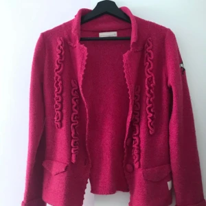 Odd Molly kofta - Jag säljer en nästan oanvänd Odd Molly stickad kofta. Jätte fin, är lite stor för mig annars härlig färg och mycket fina detaljer, hör gärna av er om eventuella frågor!