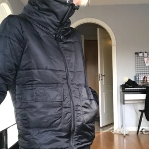  - Tunnare fodrad jacka från boohoo. Använd fåtal gånger. Möts upp i Stockholm annars tillkommer frakt! 