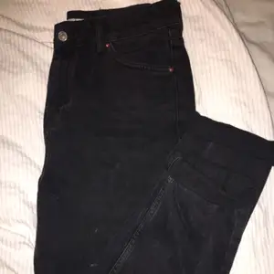 Svarta trendiga Mom-jeans från Topshop, oturligt nog var dessa för stora i midjan för mig och har därför aldrig blivit använda💗