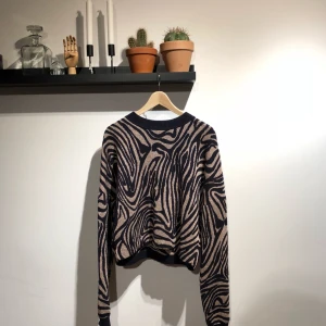  - Other Stories knit med glitter detaljer i ränderna.  Perfekt att ha en vit skjorta under då den är tjock men ej så varm. 