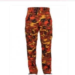  - Väldigt fina armé byxor i 🍊 färgen Har bara provat dem, så de är helt nya  Frakten betalar jag ✨  