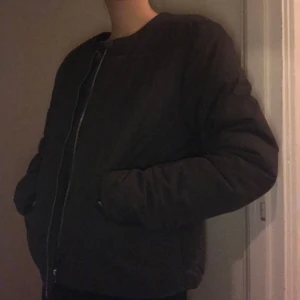  - Tjock varm jacka som passar bra till både vinter och höst. Har två fickor utanpå jackan men även en på insidan av jackan. 